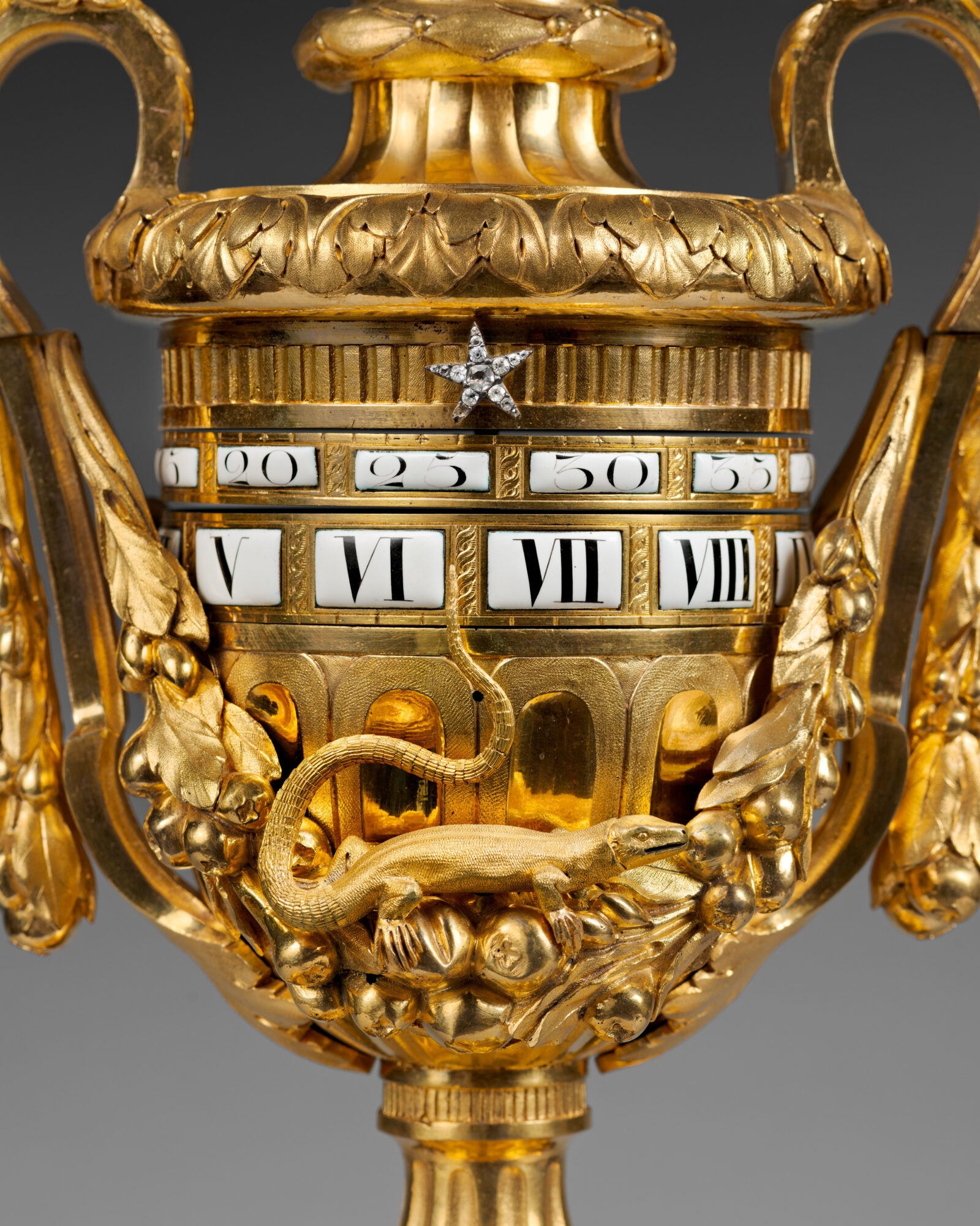 Pendule_476-08_HD_WEB