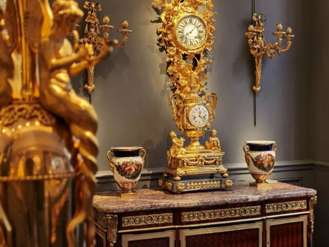 All our best wishes for the upcoming 2023! 

#clock #timepiece #horology #hautehorlogerie #watchcollector #luxuryinteriors #giltbronze #ormolu #furniture #antiqueshop #decorativeart #collection #masterpiece #france #古董 #lapendulerie